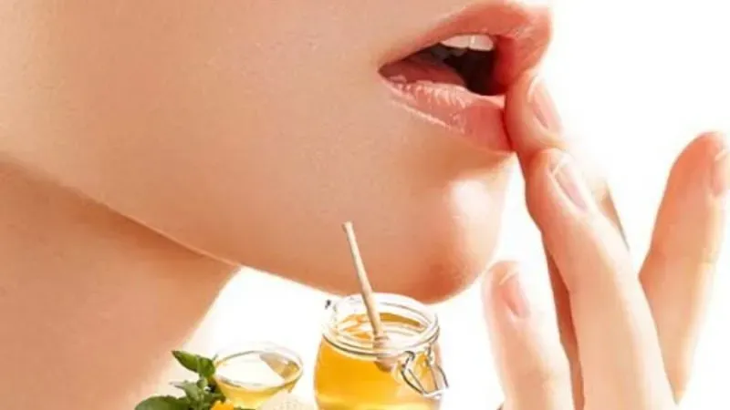 10 cách trị môi khô, nẻ trong mùa đông