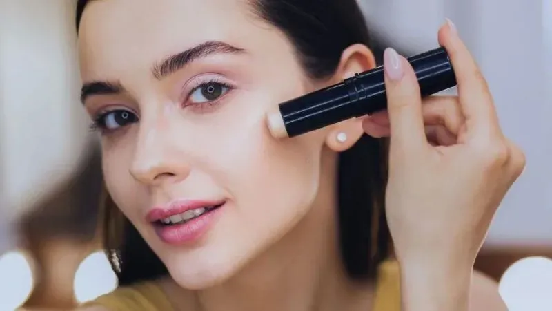 Xác định các khuyết điểm cần che phủ trên da bạn