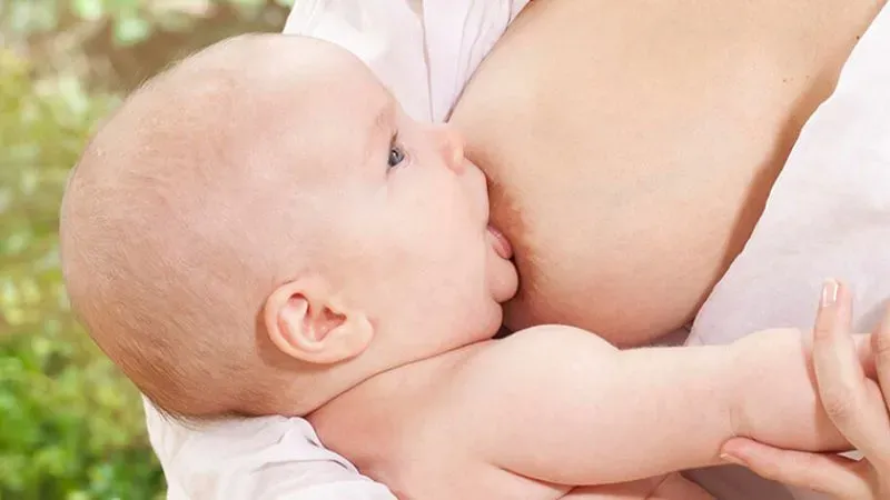 Hướng dẫn cách cho con bú sau khi nâng ngực 