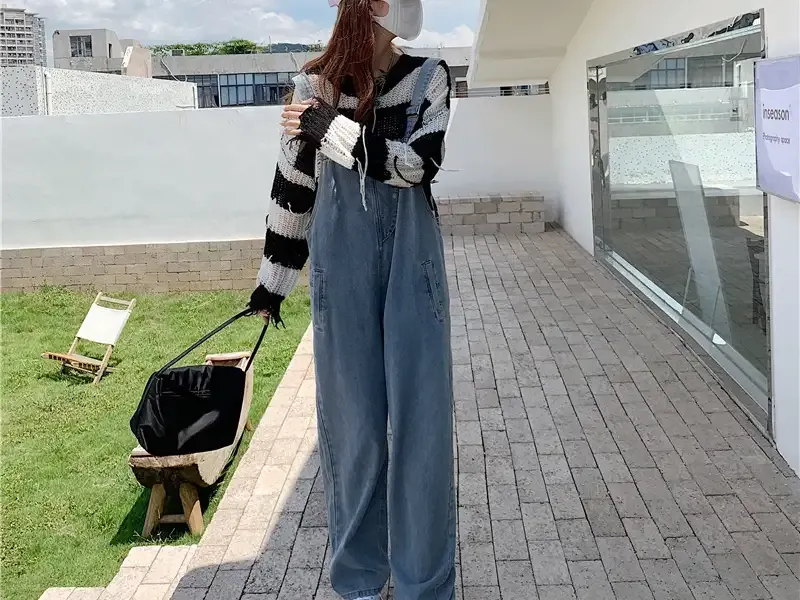 Cách phối đồ với quần yếm 2