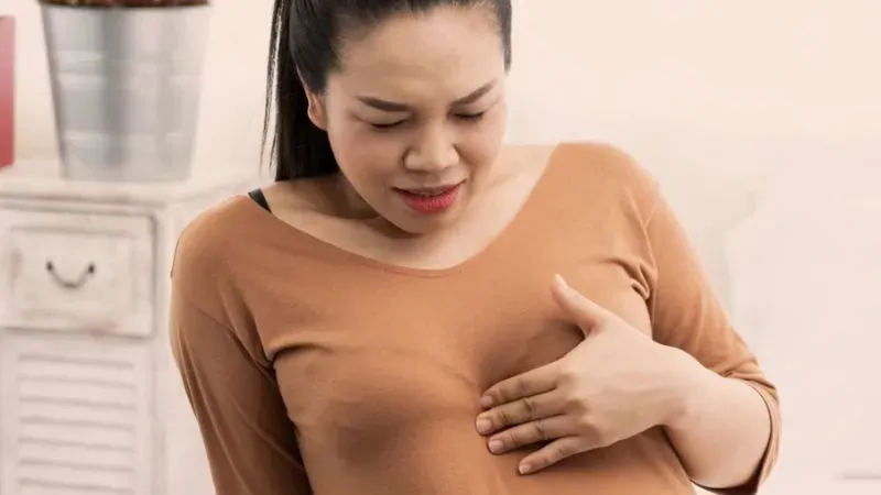 Ngực căng đau phải làm sao?