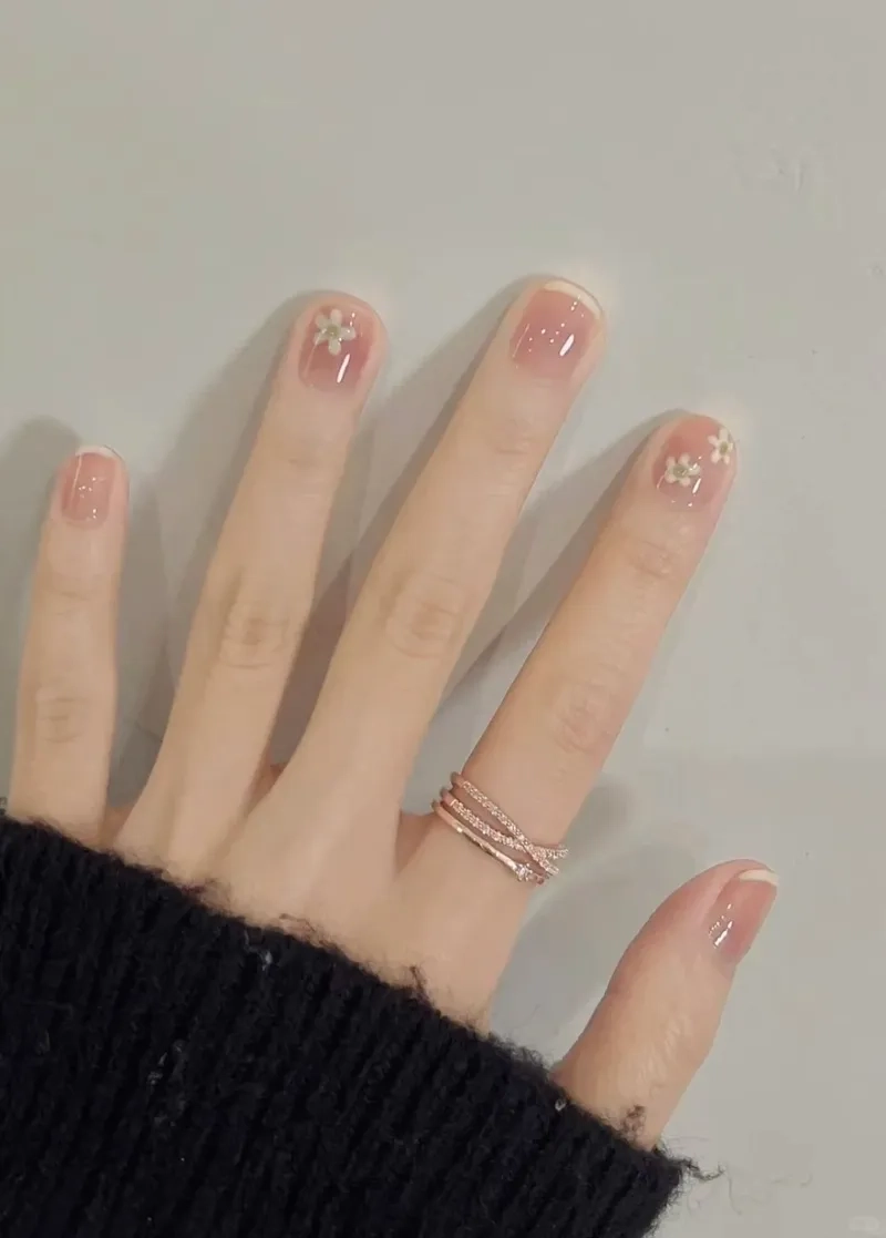 Nét thanh lịch từ bộ móng tay đẹp đơn giản cho nàng công sở