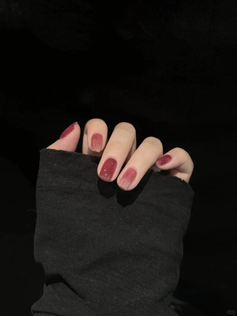 Tinh tế và duyên dáng với họa tiết móng tay đơn giản cho nàng