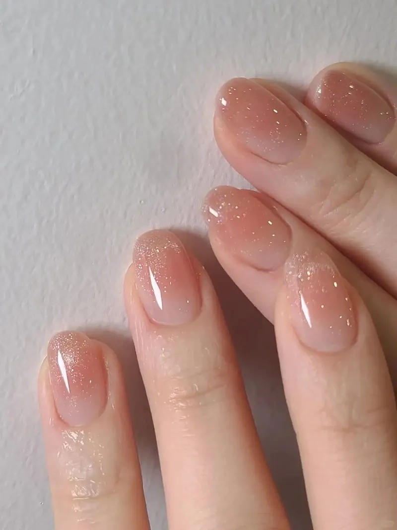 Đẹp tự nhiên với kiểu móng tay đơn giản mà đẹp dễ phối đồ