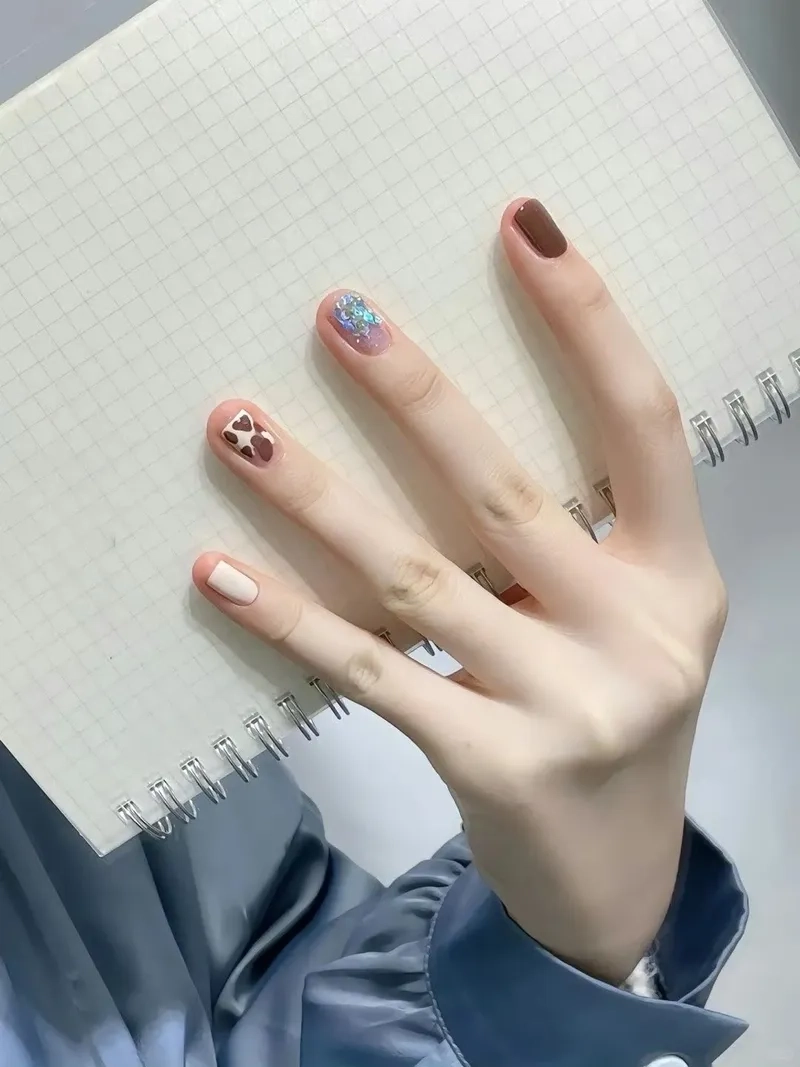 Dễ thương và hiện đại với kiểu móng đẹp đơn giản cho bạn gái