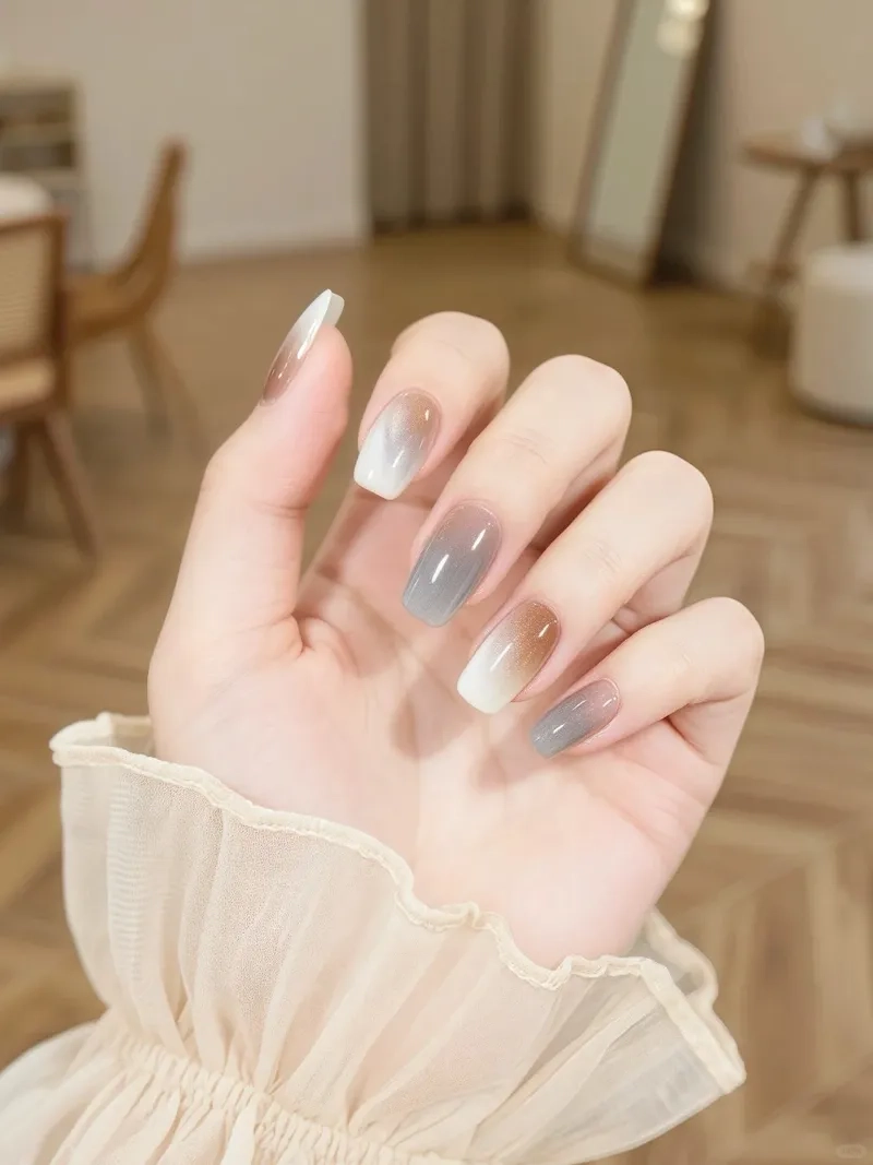 Nét duyên dáng với kiểu sơn móng tay đơn giản phù hợp mọi lứa tuổi