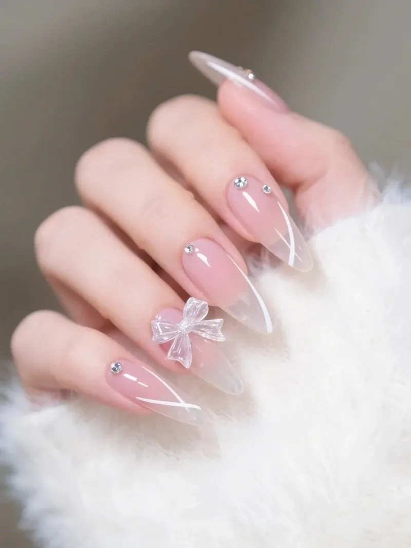 Điểm nhấn cá tính từ mẫu móng nhọn đơn giản trẻ trung