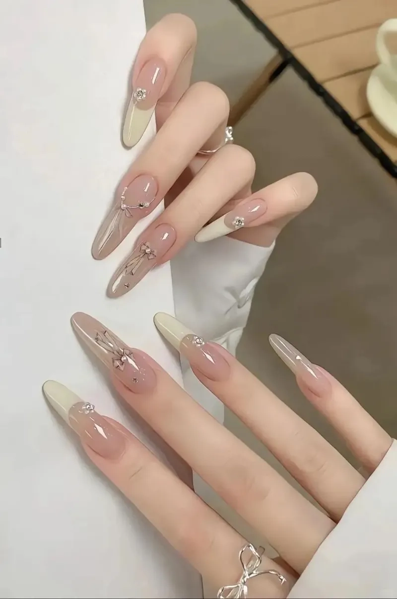 Duyên dáng cùng nail nhọn đơn giản cho mọi cô nàng cá tính
