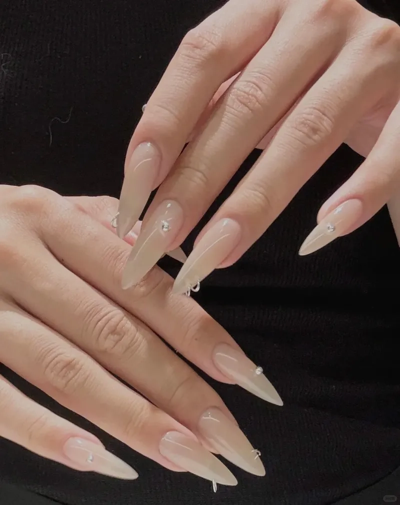 Màu sắc trẻ trung với màu móng nhọn đơn giản cho nàng yêu style