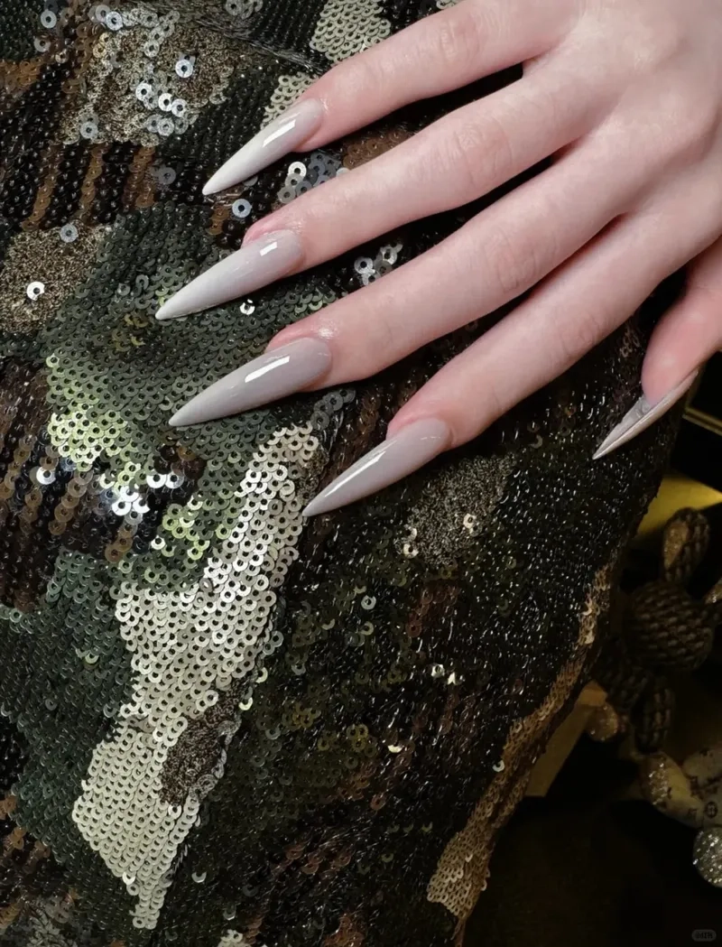 Xinh yêu với móng nhọn đẹp đơn giản nhẹ nhàng mà cá tính