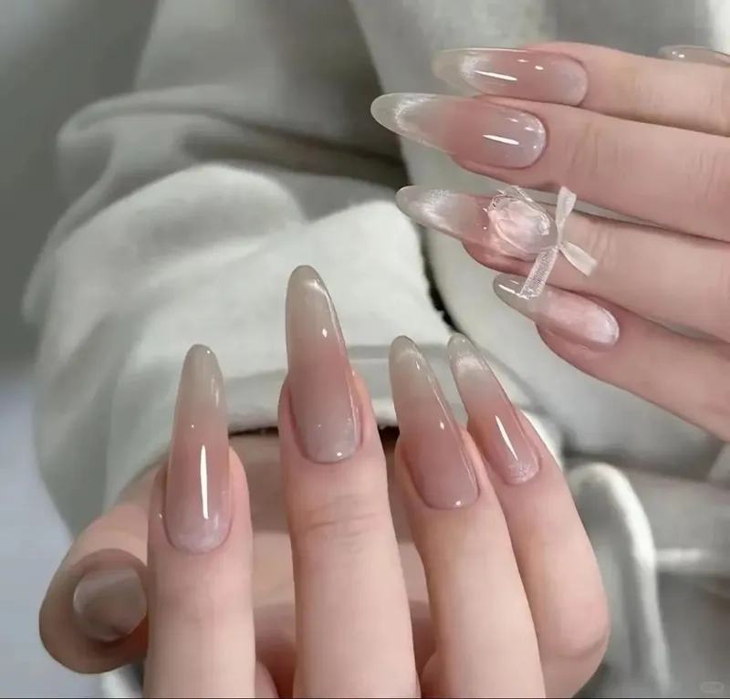 Tinh tế cùng mẫu móng nhọn đẹp đơn giản dễ phối đồ