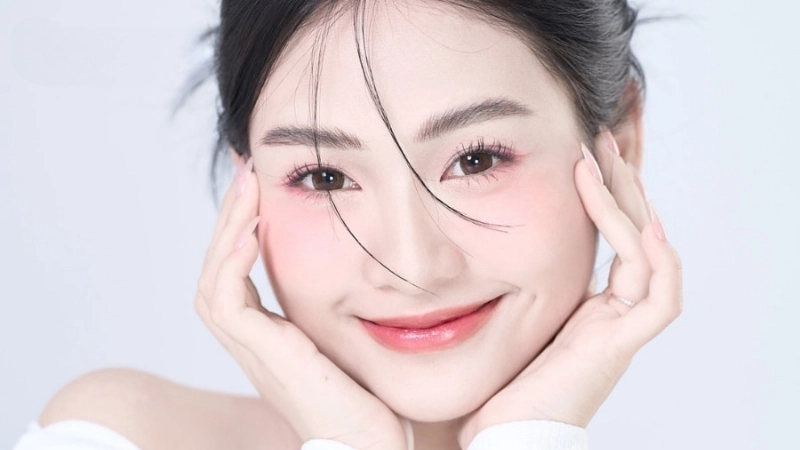 Cách làm mắt cười bằng trang điểm