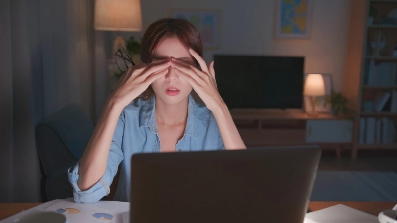 Tránh thức khuya, stress hoặc làm việc quá nhiều với màn hình