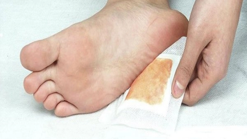 Dán cao nóng dưới gan bàn chân