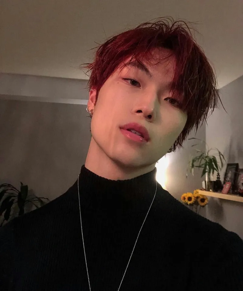 Nhuộm màu đỏ ánh tím giúp mái tóc bạn thêm phần nổi bật