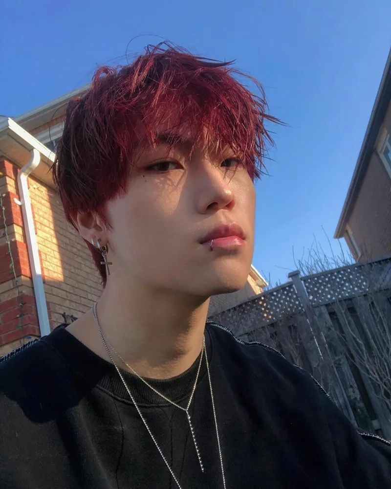 Màu tóc đỏ ánh tím tạo phong cách sang trọng và cuốn hút