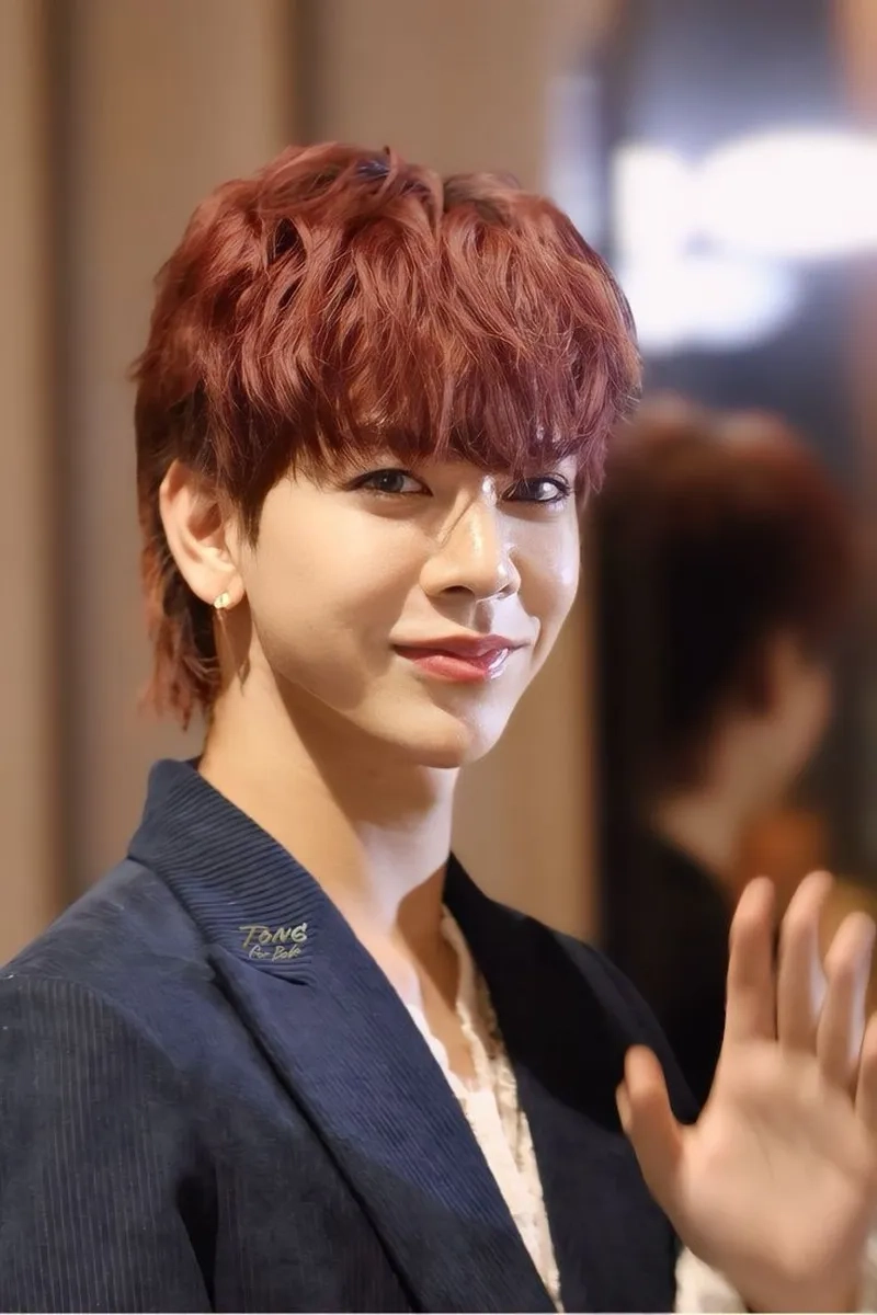 Nhuộm nâu đỏ ánh tím giúp bạn tỏa sáng với mái tóc