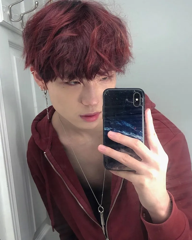 Màu nâu đỏ ánh tím giúp bạn nổi bật trong mọi ánh nhìn