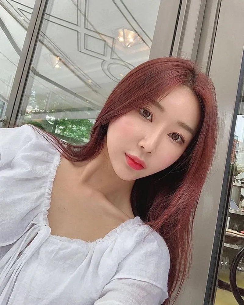 Tóc nhuộm màu đỏ nổi bật và thời thượng