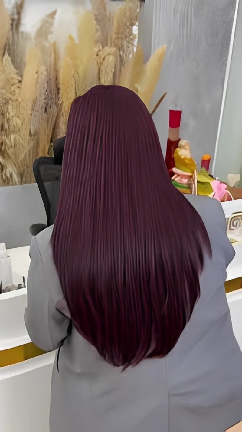 Màu đỏ tím nhuộm tóc thời thượng và nổi bật