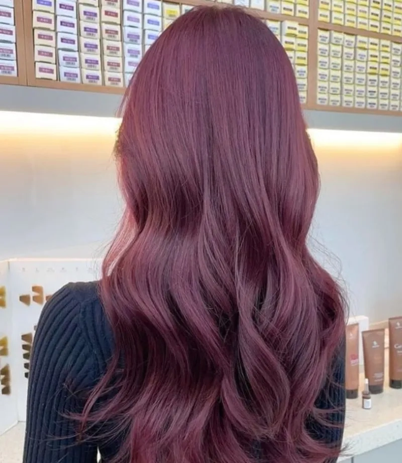 Màu đỏ tím tóc tạo dấu ấn riêng biệt