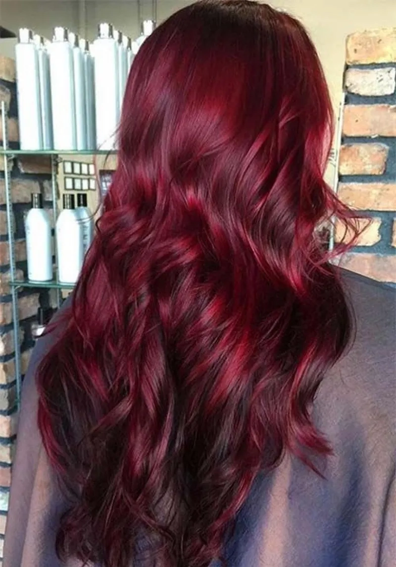 Màu nhuộm tóc tím đỏ cho vibe hiện đại