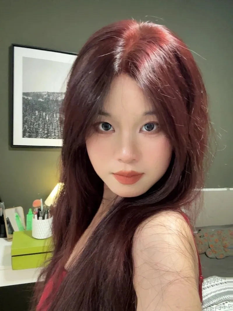 Màu đỏ tím cho mái tóc nổi bật và cá tính