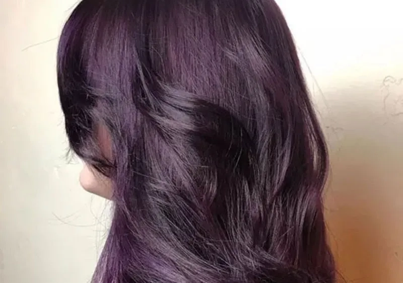 Màu tóc đỏ tím trầm cho phong cách quý phái