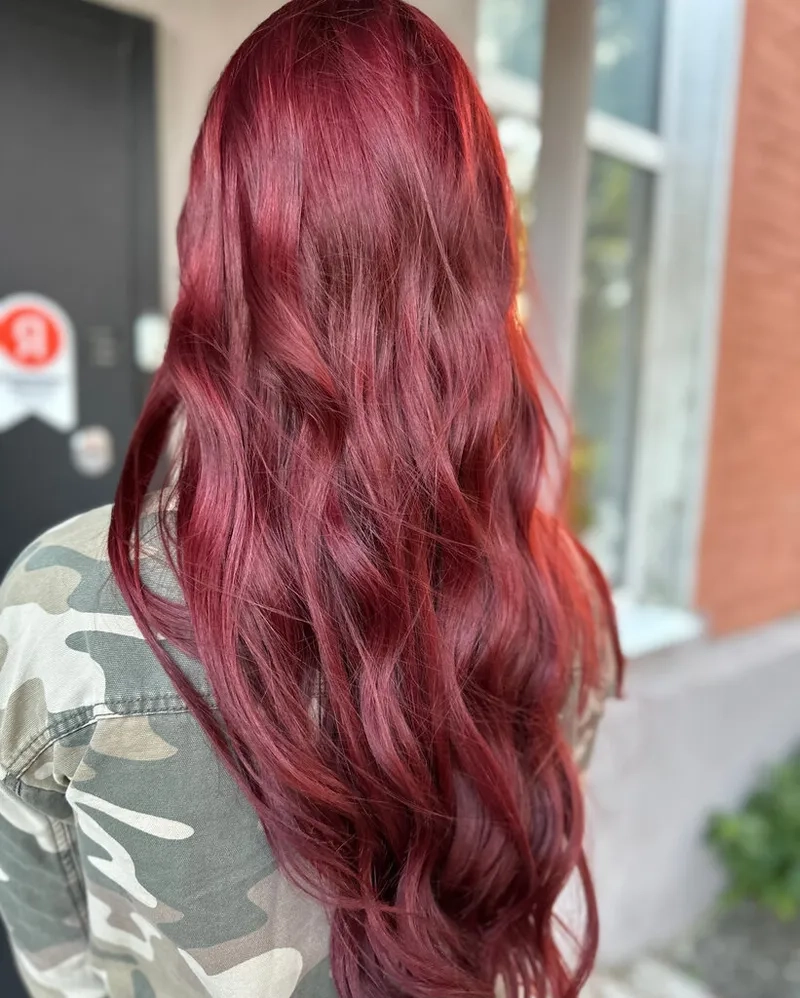 Màu đỏ tím ra nắng mới thấy cho vibe độc lạ