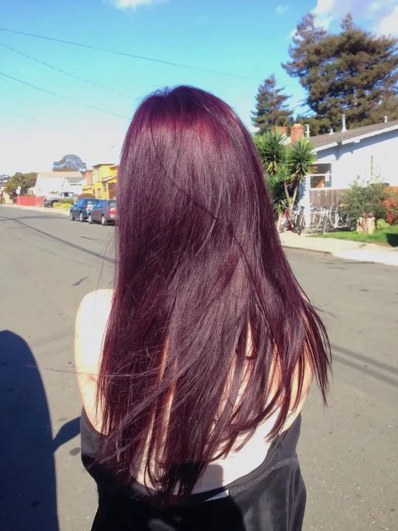 Nhuộm highlight đỏ tím tạo điểm nhấn thời trang