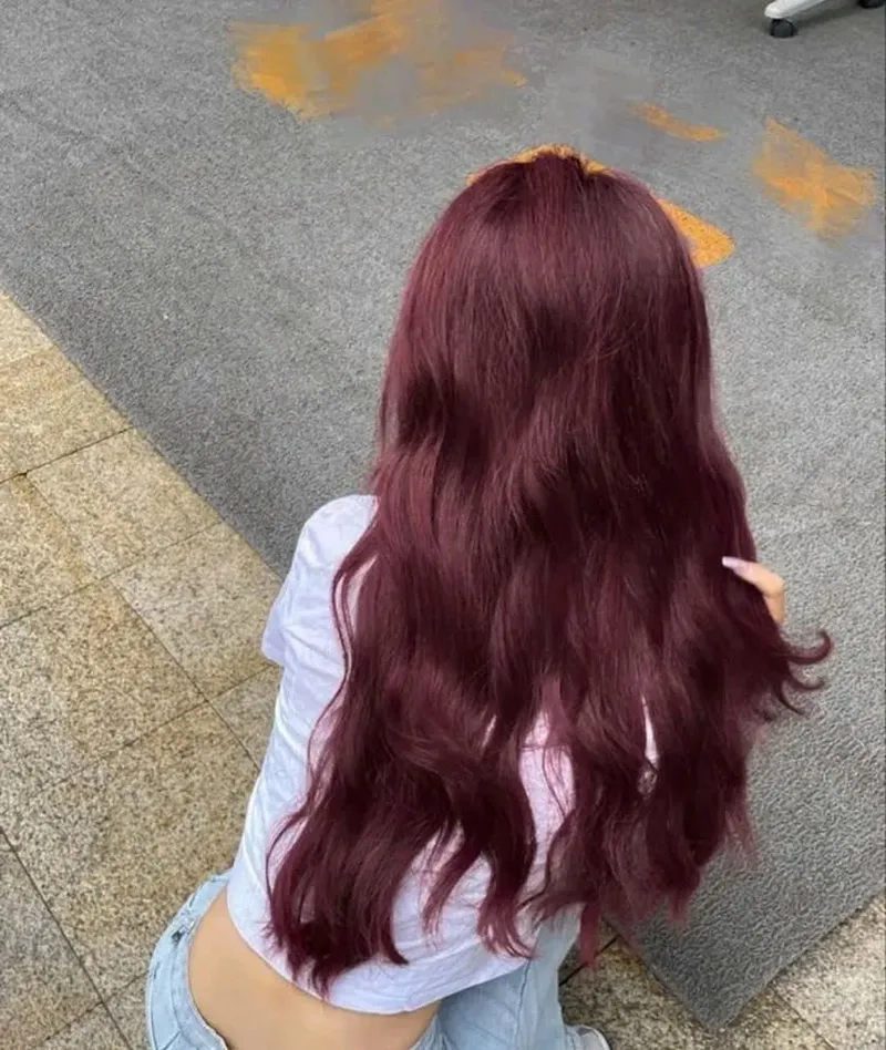 Highlight đỏ tím mang đến phong cách phá cách