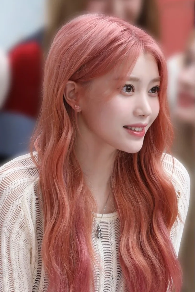 Màu tóc hồng trà sữa mang lại vẻ đẹp trẻ trung và cuốn hút