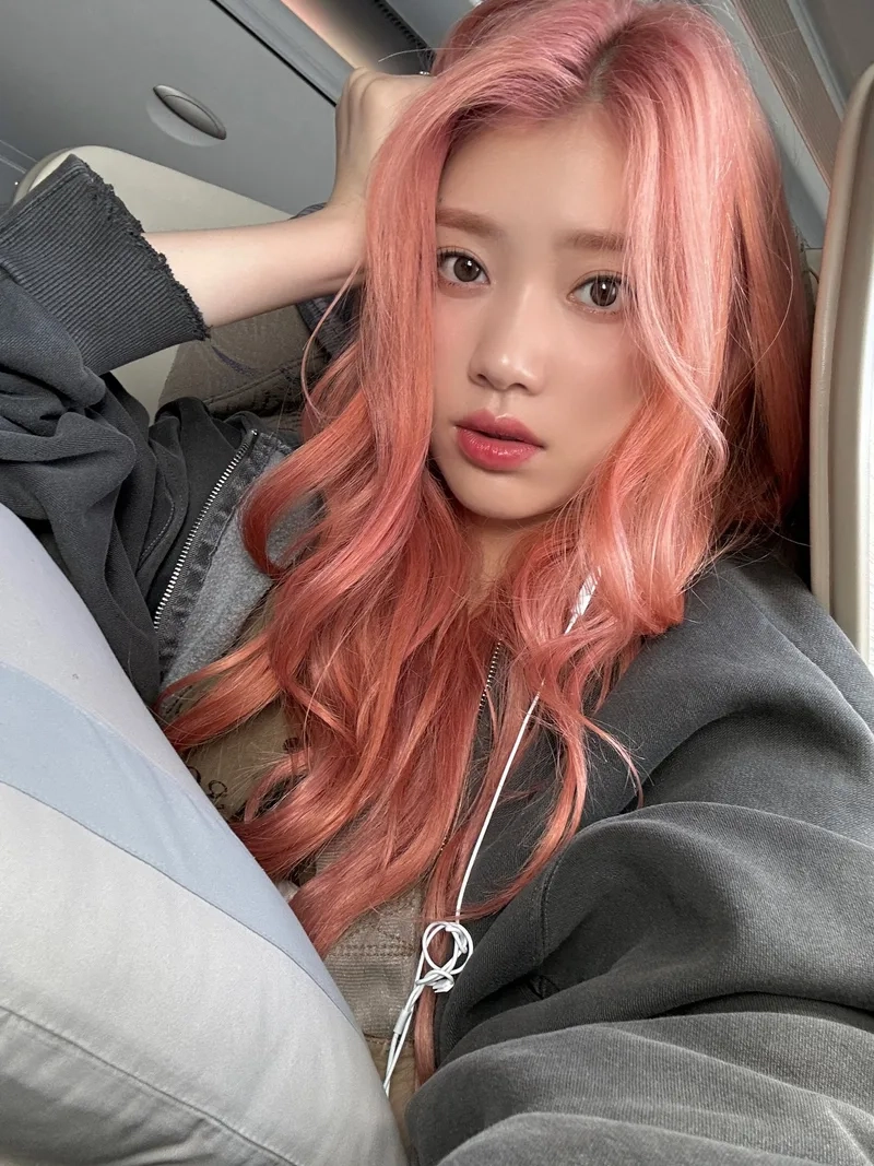 Nhuộm tóc hồng trà sữa mang lại diện mạo mới mẻ và cuốn hút