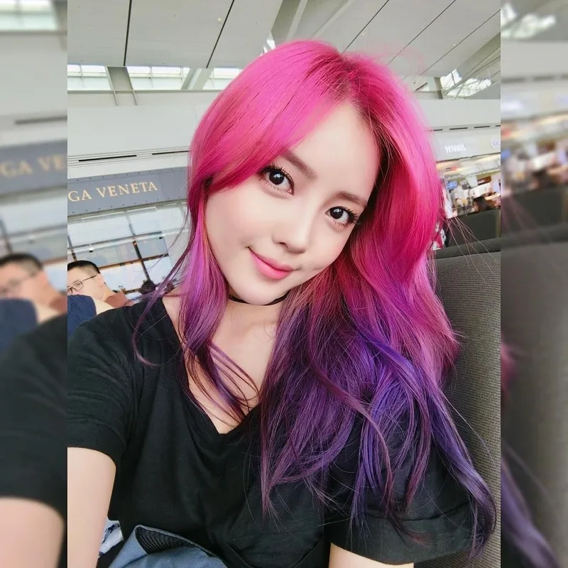 Nhuộm tóc màu tím đỏ ánh hồng đào mang lại vẻ đẹp nổi bật