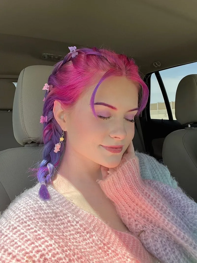 Tóc màu tím hồng tạo điểm nhấn độc đáo cho mái tóc