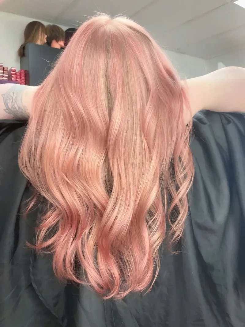 Tóc hồng đào tạo dấu ấn thời trang độc đáo