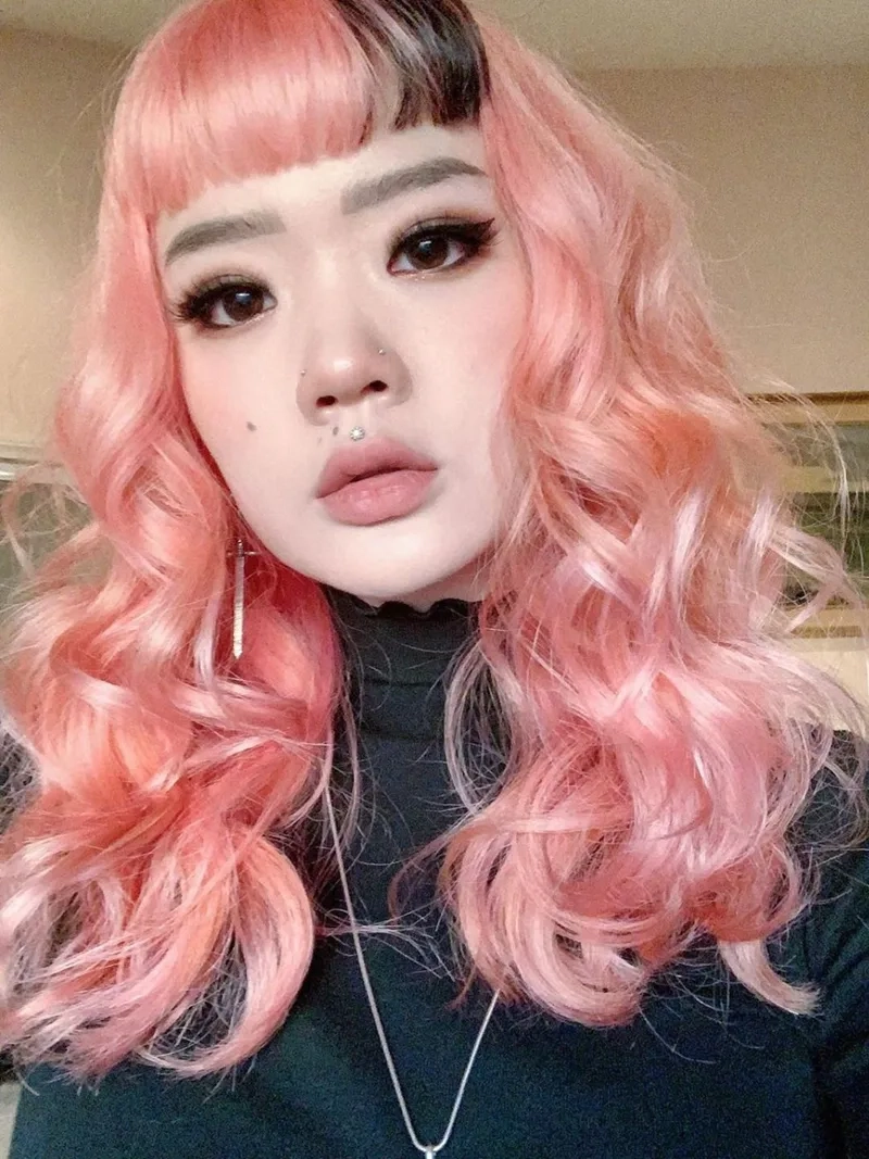 Tóc nhuộm màu hồng mang vibe cá tính và nổi bật