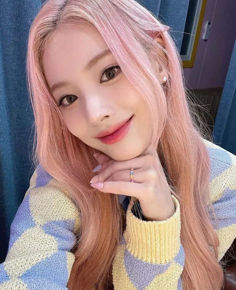 Nhuộm màu hồng khói cho mái tóc cuốn hút