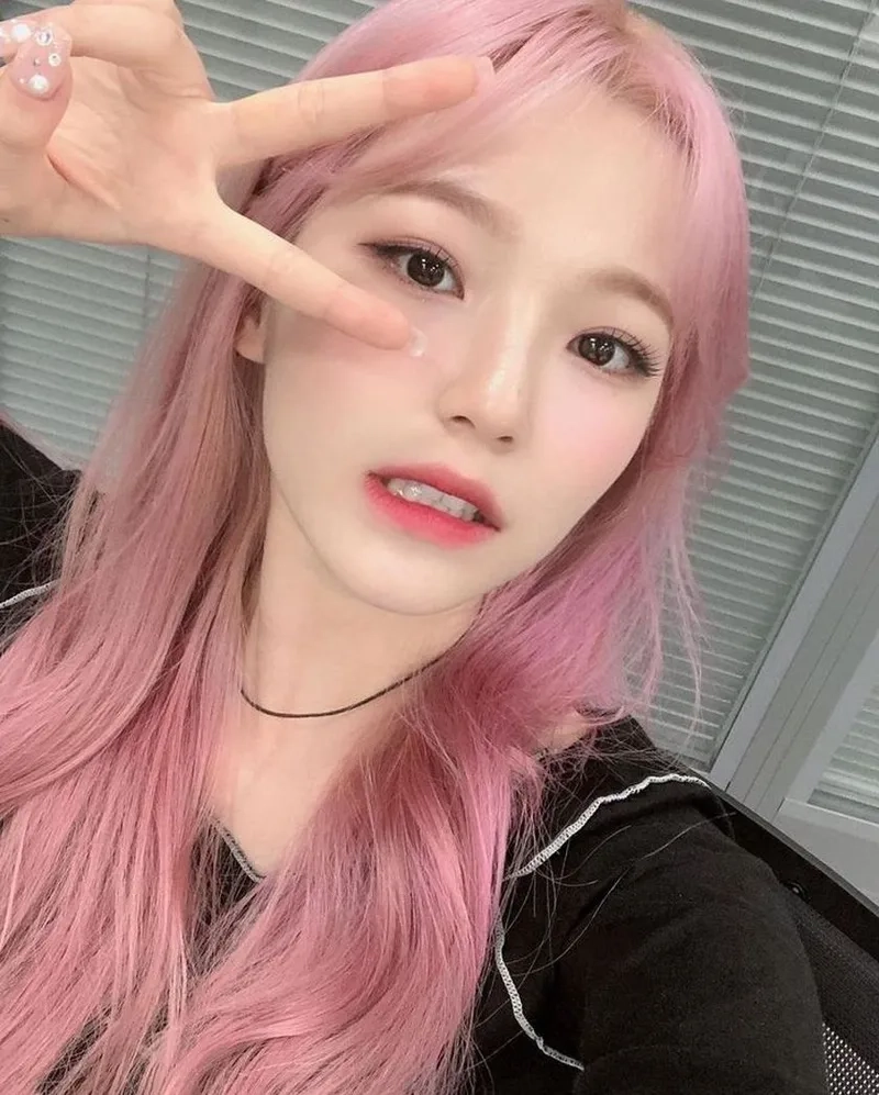 Tóc hồng khói tạo vẻ đẹp ngọt ngào và nổi bật