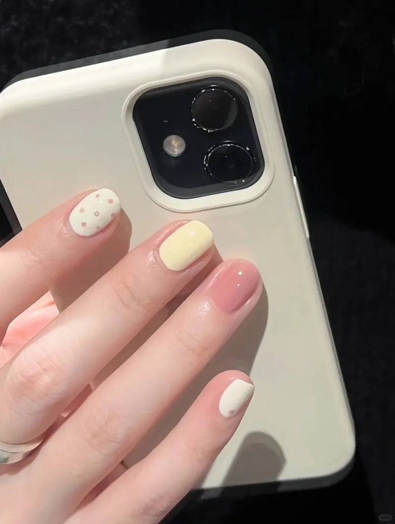 Đơn giản mà tinh tế là mẫu nail ngắn nhẹ nhàng cho bạn