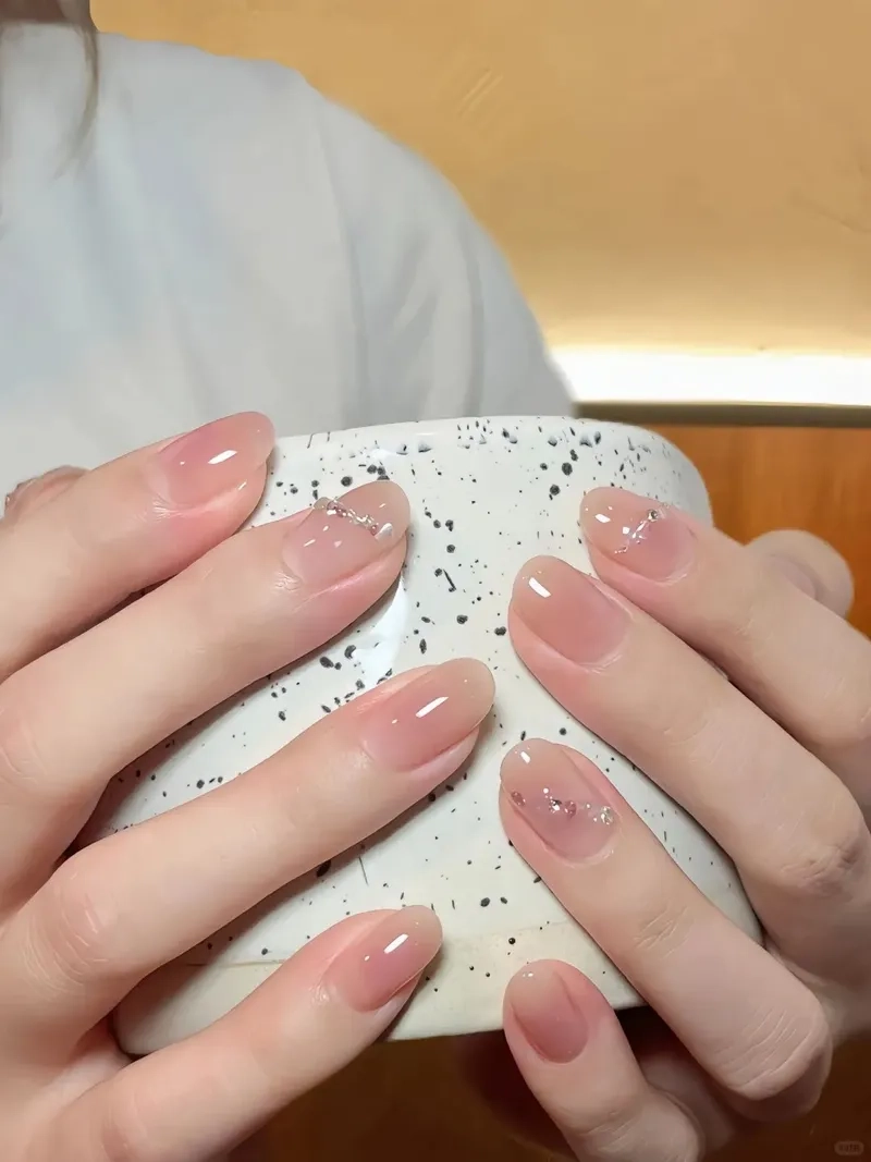 Sơn móng tay đẹp dễ dàng với mẫu sơn móng tay đơn giản