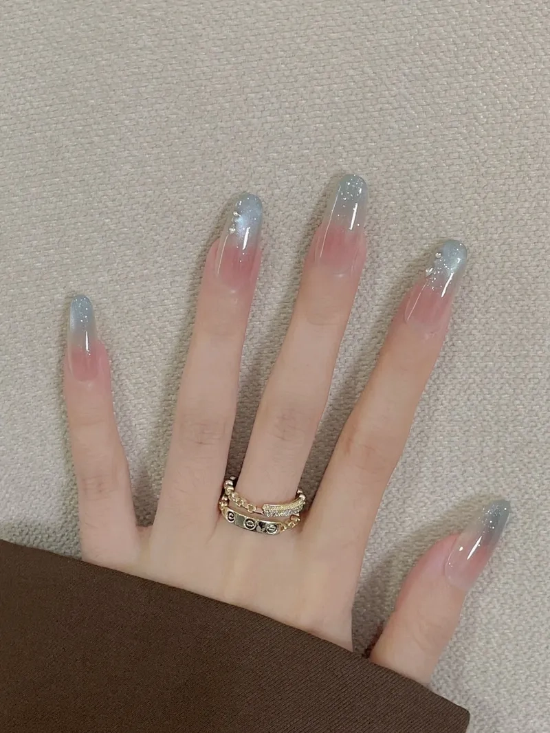 Đổi mới phong cách với màu nail tôn da đầy thu hút và thời thượng