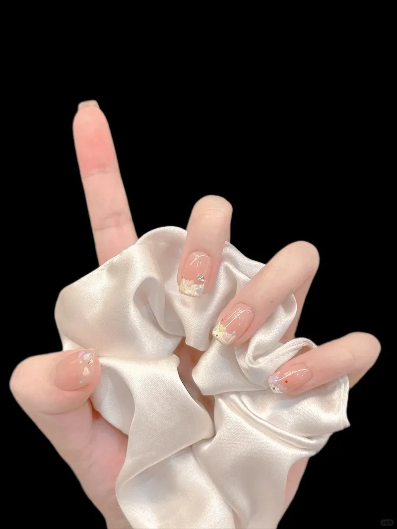 Đơn giản mà nổi bật cùng các màu sơn móng tay tôn da tinh tế