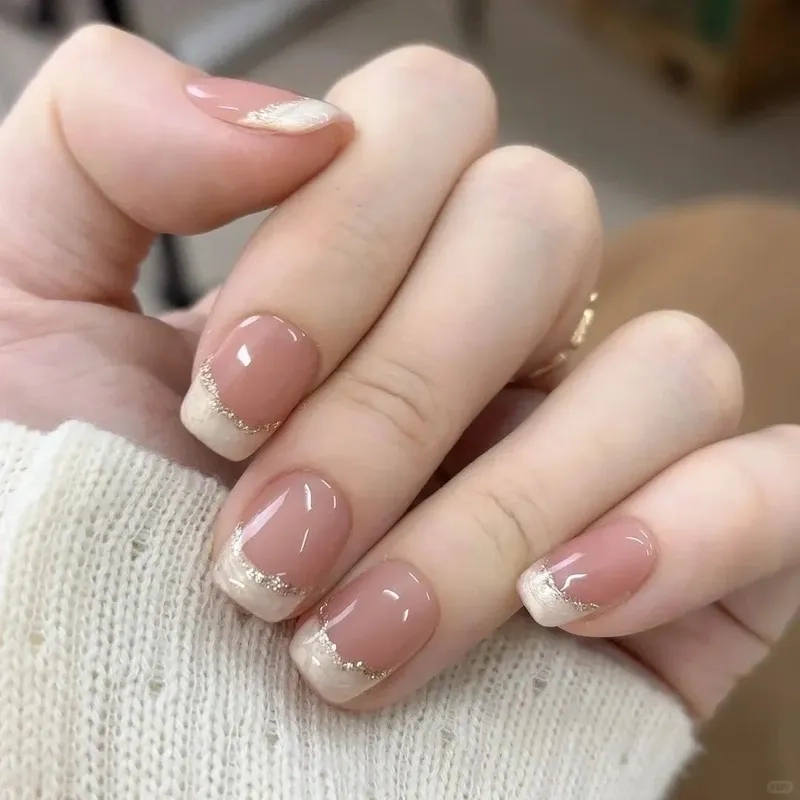 Sơn đầu móng tay nổi bật và dễ phối đồ mọi lúc