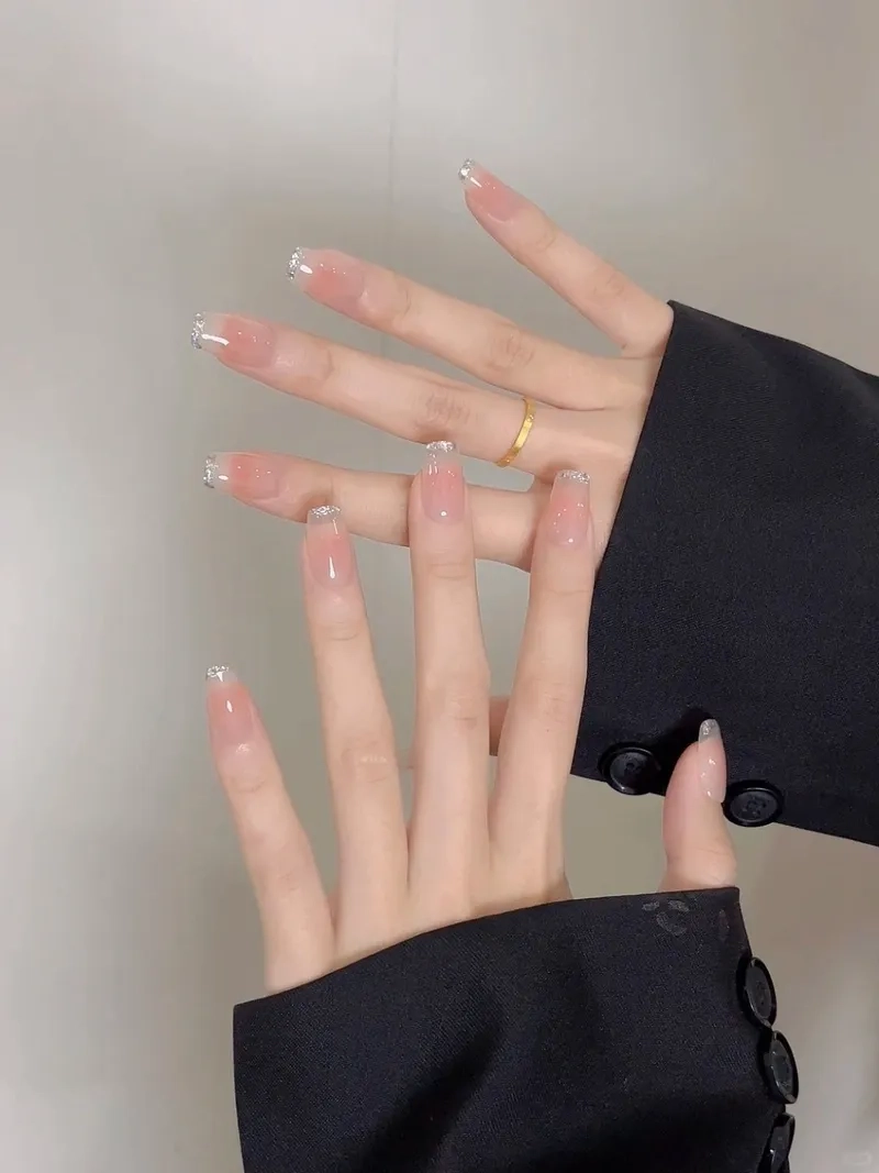 Các mẫu sơn đầu móng đẹp mang đến sự tinh tế cho bàn tay