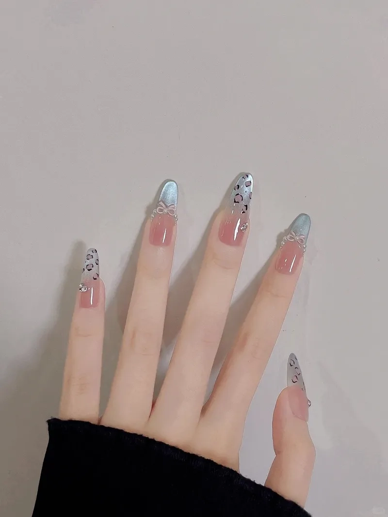 Mẫu móng tay kẻ đầu móng sang trọng và không lỗi mốt