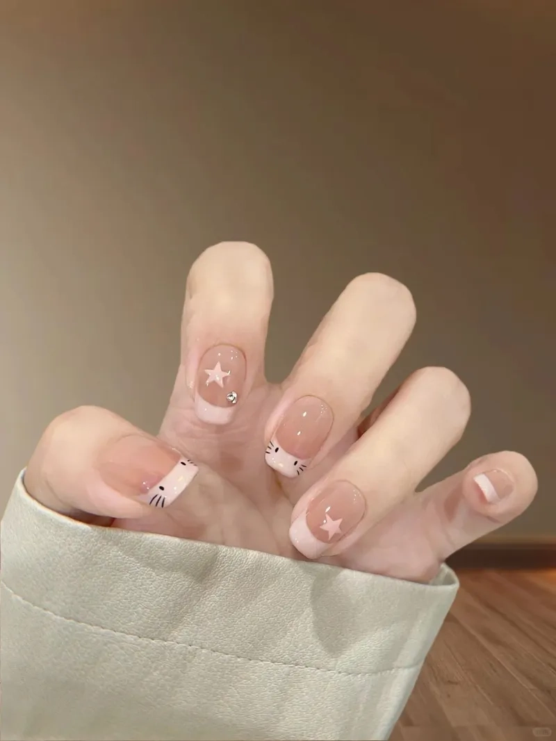 Mẫu móng tay sơn đầu móng tinh tế phù hợp mọi dịp