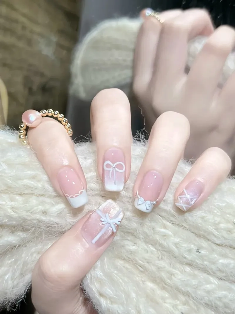 Mẫu nail kẻ đầu móng phá cách cho đôi tay thêm ấn tượng