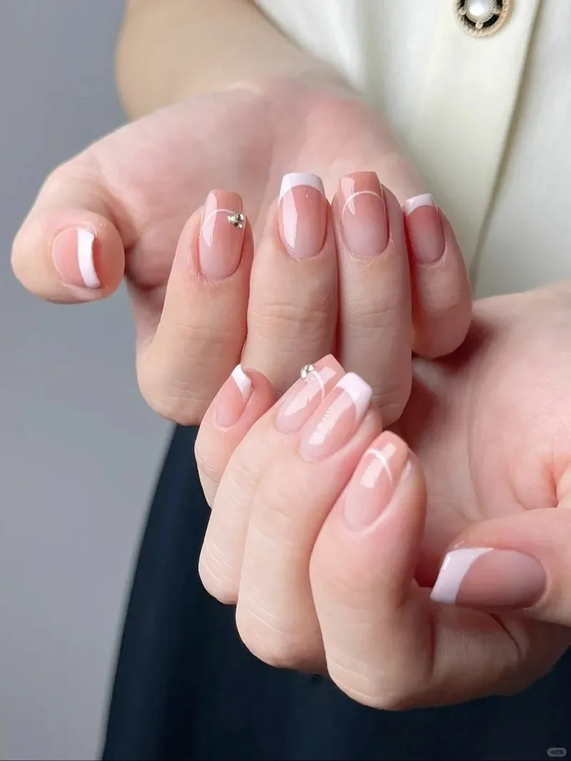 Mẫu sơn đầu móng tay đẹp phù hợp với nhiều phong cách