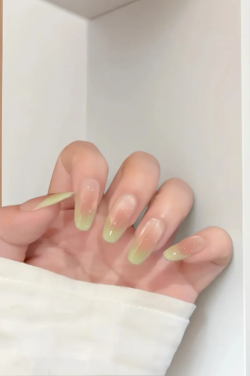 Nail kẻ đầu móng tinh tế giúp bạn nổi bật không ngờ